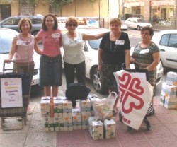 Unas voluntarias de Cáritas en Murcia recogen alimentos - la red en 20.000 parroquias no descansa