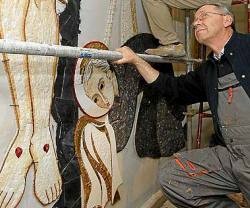 El padre Rupnik supervisa una de sus obras de arte sacro en España