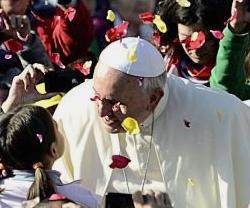El Papa Francisco aprovecha el buen tiempo para mezclarse con la gente en las audiencias de los miércoles
