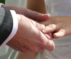 El momento de los anillos en una boda