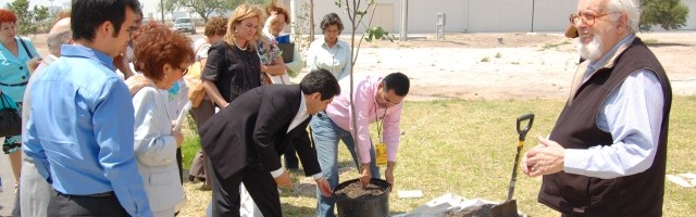 La semilla plantada por el padre Ignacio Larrañaga (a la derecha) dará mucho fruto y seguirá creciendo muchos años