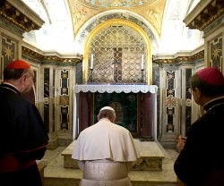 El Papa Francisco oró ante la tumba de San Pedro y por los Pontífices de las Grutas Vaticanas