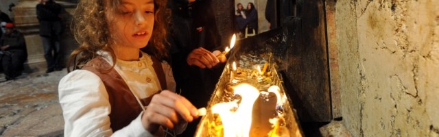 La oración o rituales como poner velas integran al difunto en la vida de los que quedan en este mundo