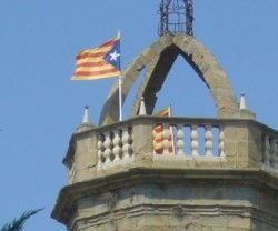 Campanario de Jafre y la bandera independentista