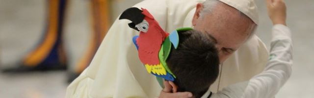 El Papa Francisco abraza a un niño enfermo