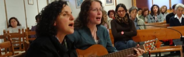 A Pilar Jiménez -en el centro con la guitarra- hoy le gusta canta para Dios... pero a los 16 años no era así, hasta que una experiencia mística le dio una certeza