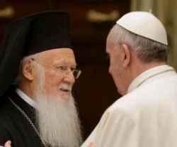 El Papa Francisco abraza al Patriarca Bartolomé en un encuentro en Roma