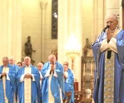 El cardenal Rouco, en la Vigilia de la Inmaculada, y el presbiterio de Madrid, con el color azul de las grandes fiestas de la Virgen