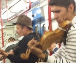 Dos músicos tocando en un vagón del metro de Roma