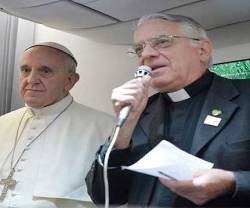 El padre Lombardi, con el Papa Francisco, ante los periodistas