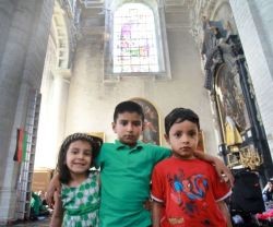 Niños afganos de familias que podrían ser deportadas, en la iglesia que les acoge