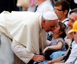 El Papa Francisco recibe el cariño de una niña