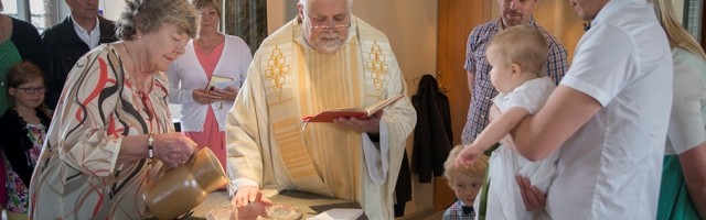 Lars Ekblad, como pastor de su parroquia, en un bautizo... el 67 por ciento de suecos están bautizados luteranos, pero sólo el 2 por ciento de ellos vuelve por la iglesia