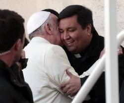 El Papa Francisco abraza al párroco de Buenos Aires Fabián Baéz