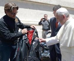El Papa recibe la chaqueta de cuero que le regala un motero en una audiencia