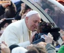 El Papa Francisco besó y abrazó decenas de niños, como ésta de la imagen