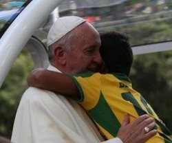 El Papa abraza en Brasil a un niño que le dijo: "Santidad, quiero ser sacerdote"
