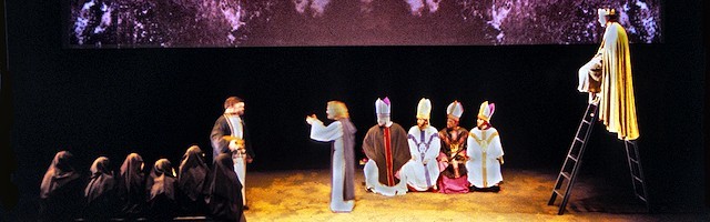 In Extremis, una obra de teatro de Howard Brenton sobre Pedro Abelardo que recoge su enfrentamiento con San Bernardo ante obispos y teólogos.