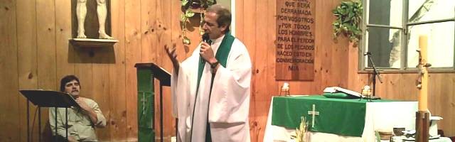 El padre Santarelli predica sobre el eficaz gesto de orar imponiendo las manos... algo que pueden hacer también los laicos