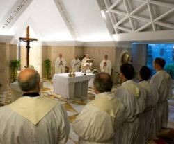 El Papa Francisco predica en las misas matutinas en la residencia Santa Marta