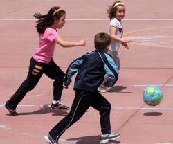 El Gobierno vasco del PNV quiere redirigir los juegos de los niños en el patio según la ideología de género