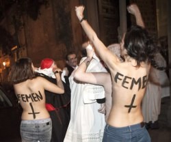 El momento del ataque grosero de las activistas abortistas contra el cardenal que iba a celebrar misa
