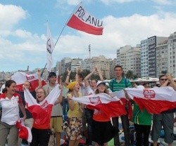Jóvenes polacos en la JMJ de Rio celebran que la siguiente JMJ es en Varsovia