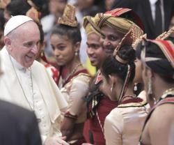 El Papa Francisco con unos peregrinos de Sri Lanka que viven en Italia - aceptó su invitación a ir a su país