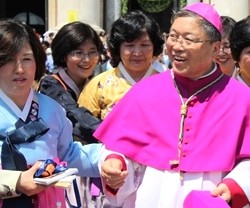 El arzobispo de Seúl y unas feligresas - la Iglesia coreana tiene motivos para estar alegre