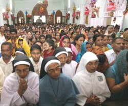 Católicos en la India en oración - el nacionalismo hindú extremista ataca a todos los cristianos
