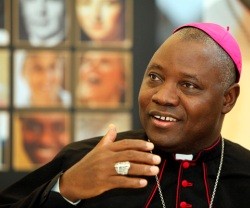 El arzobispo Kaigama protesta porque hay gobiernos y ONGs que quieren imponer sus valores anti-africanos usando su poder económico