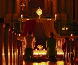 La noche puede animar a dar el paso, el gesto, de encender una vela ante el Señor expuesto y volver a los sacramentos
