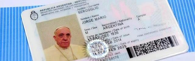 El Papa Francisco se hizo la foto del DNI con su traje de trabajo y la cara poco sonriente que los ciudadanos solemos dedicar a los papeleos oficiales