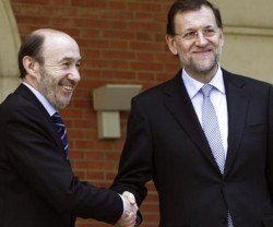 Rajoy y Rubalcaba posan en su encuentro del pasado junio de 2013
