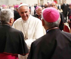 El Papa Francisco saluda a unos obispos italianos
