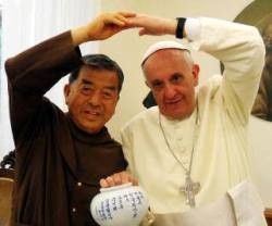 El Papa Francisco hace el signo del corazón con el famoso -allí- padre Oh, del movimiento coreano de Kkottongnae
