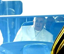 El Papa ha ido de ejercicios en autocar, llevándose con él buena parte de la Curia