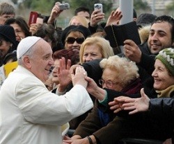 Francisco disfruta saludando fieles en sus visitas parroquiales