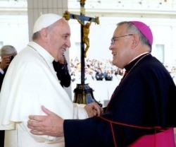 El arzobispo de Filadelfia, Charles Chaput con el Papa Francisco