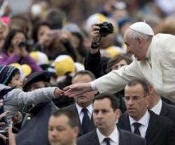 El frío no puede separar a los peregrinos del Papa Francisco