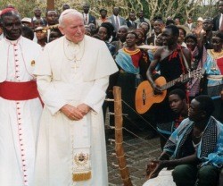 Juan Pablo II en una de sus visitas a Kenia