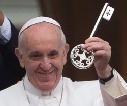 El Papa Francisco muestra las llaves de la ciudad de Rio de Janeiro que le regalaron