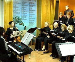 El Coro Ecos, durante una de las interpretaciones del auto sacramental.