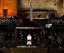La asistencia de fieles al Via Crucis en el Coliseo cada año es más numerosa