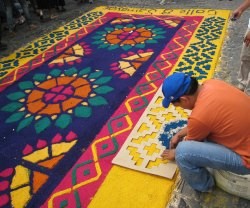 Las alfombras de serrín coloreado de Ciudad de Guatemala baten otra vez el récord Guinness