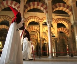 Cofrades de Semana Santa en la catedral de Córdoba