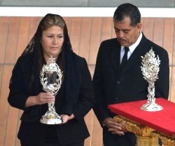 Floribeth Mora y su esposo con el relicario que llevaron al altar de la canonización