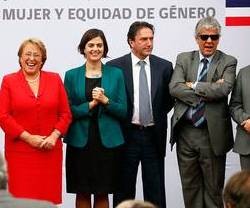 Michelle Bachelet, Claudia Pascal y otros miembros de su entorno al presentar el Ministerio de Mujer