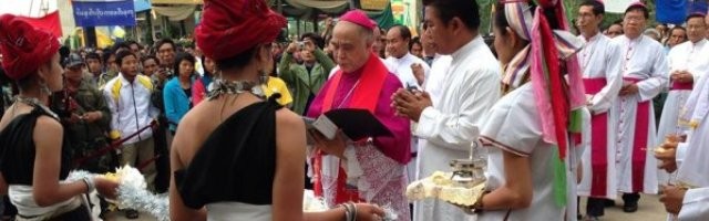 El obispo de Loikaw bendice los símbolos ceremoniales de 25 años de la diócesis