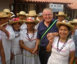 El obispo emérito Nicolás Castellanos, al presentar una escuela de su fundación Hombres Nuevos en Bolivia